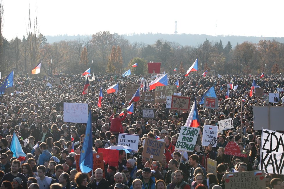 Demonstrace na Letenské pláni spojená s 30. výročím sametové revoluce (16. 11. 2019)