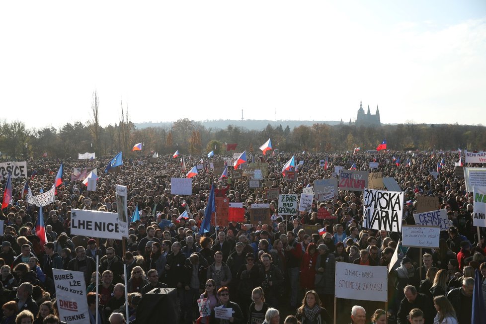 Demonstrace na Letenské pláni spojená s 30. výročím sametové revoluce (16. 11. 2019)