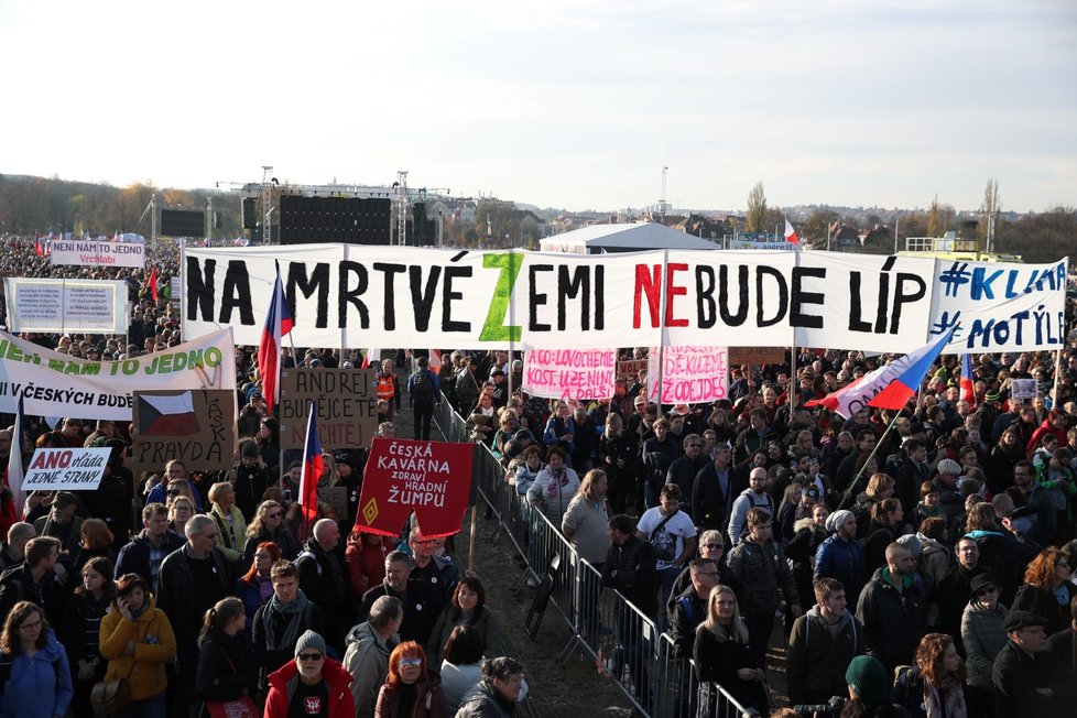 Demonstrace na Letenské pláni spojená s 30. výročím sametové revoluce (16. 11. 2019)