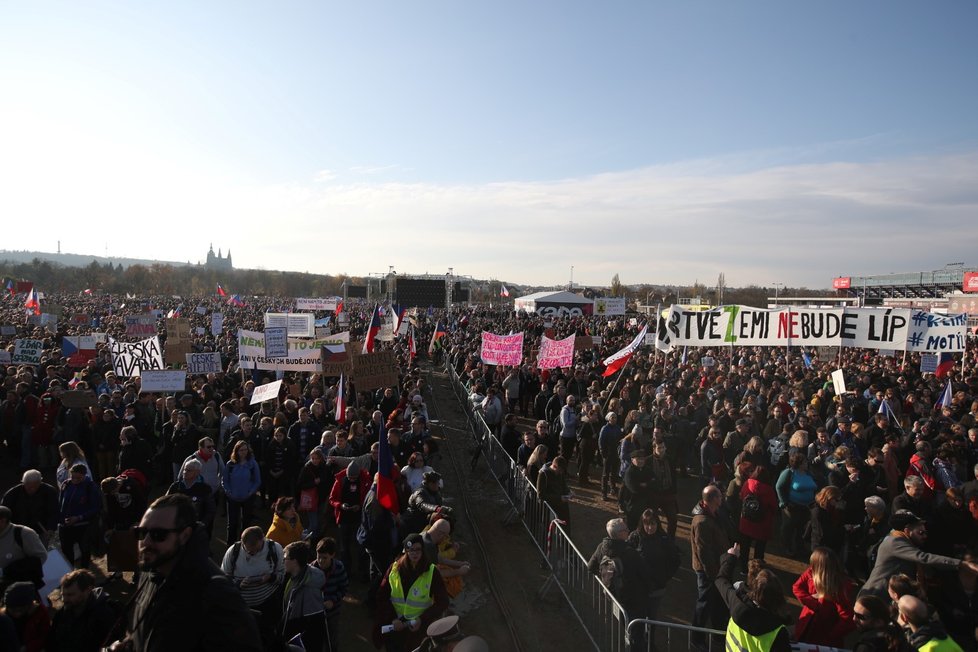 Demonstrace na Letenské pláni spojená s 30. výročím sametové revoluce (16. 11. 2019)