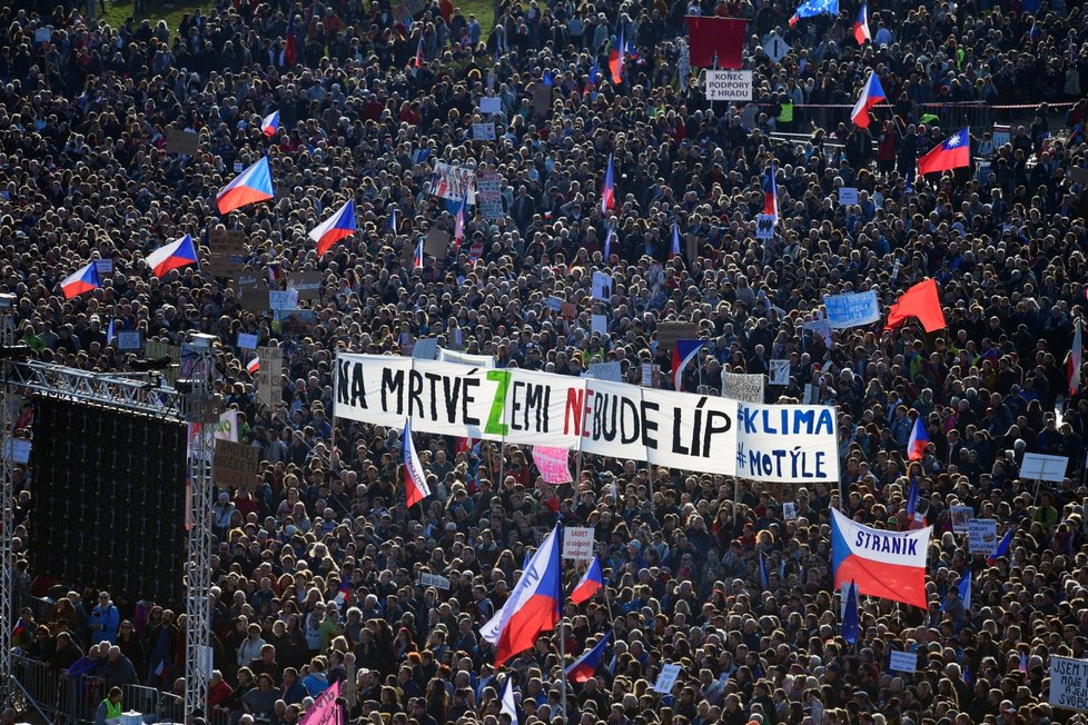  Demonstrace na Letenské pláni spojená s 30. výročím sametové revoluce (16. 11. 2019)