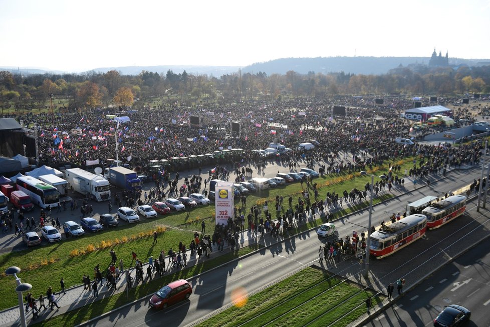  Demonstrace na Letenské pláni spojená s 30. výročím sametové revoluce (16. 11. 2019)