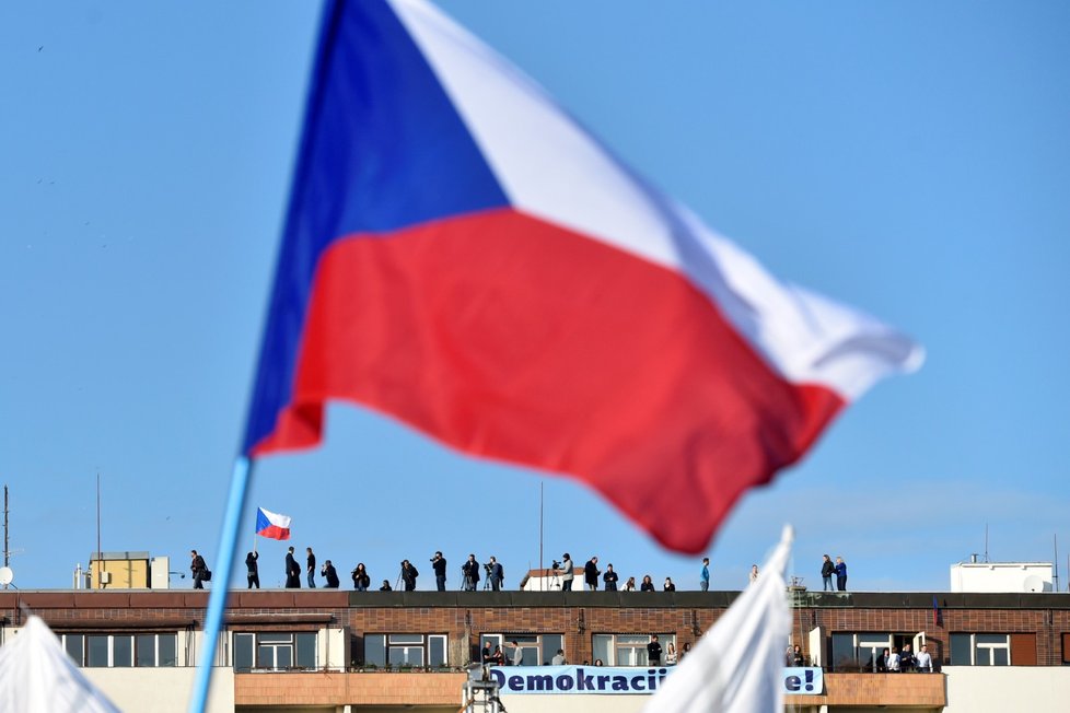  Demonstrace na Letenské pláni spojená s 30. výročím sametové revoluce. V pozadí lidé na střeše bytového domu Molochov (16. 11. 2019)