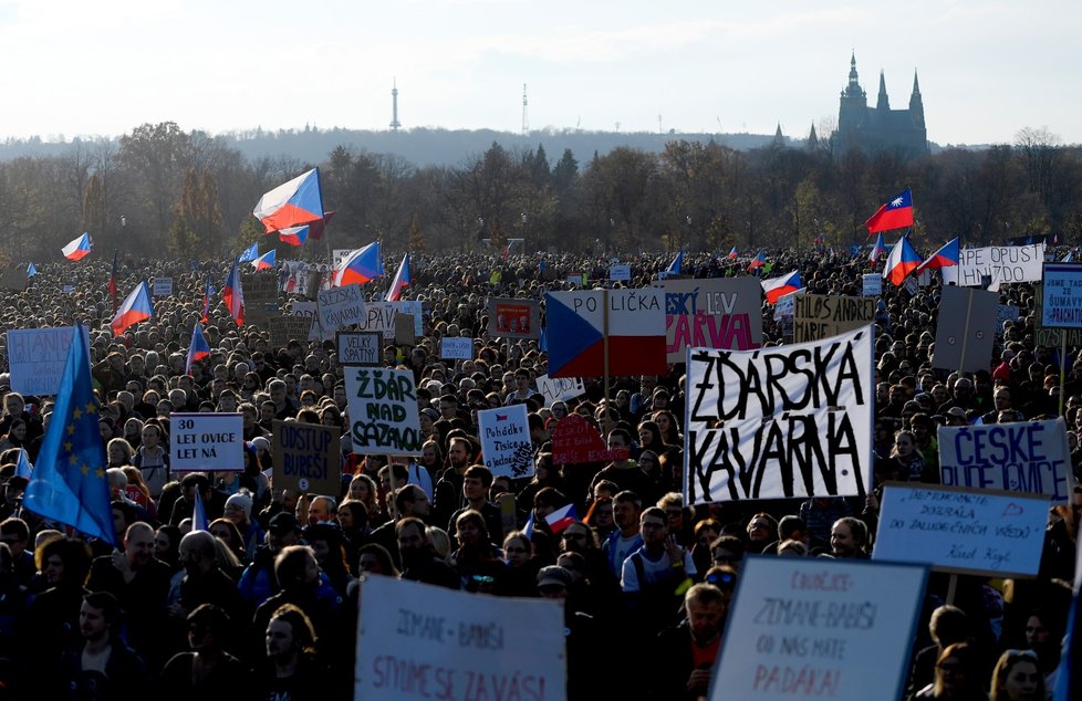  Demonstrace na Letenské pláni spojená s 30. výročím sametové revoluce (16. 11. 2019)