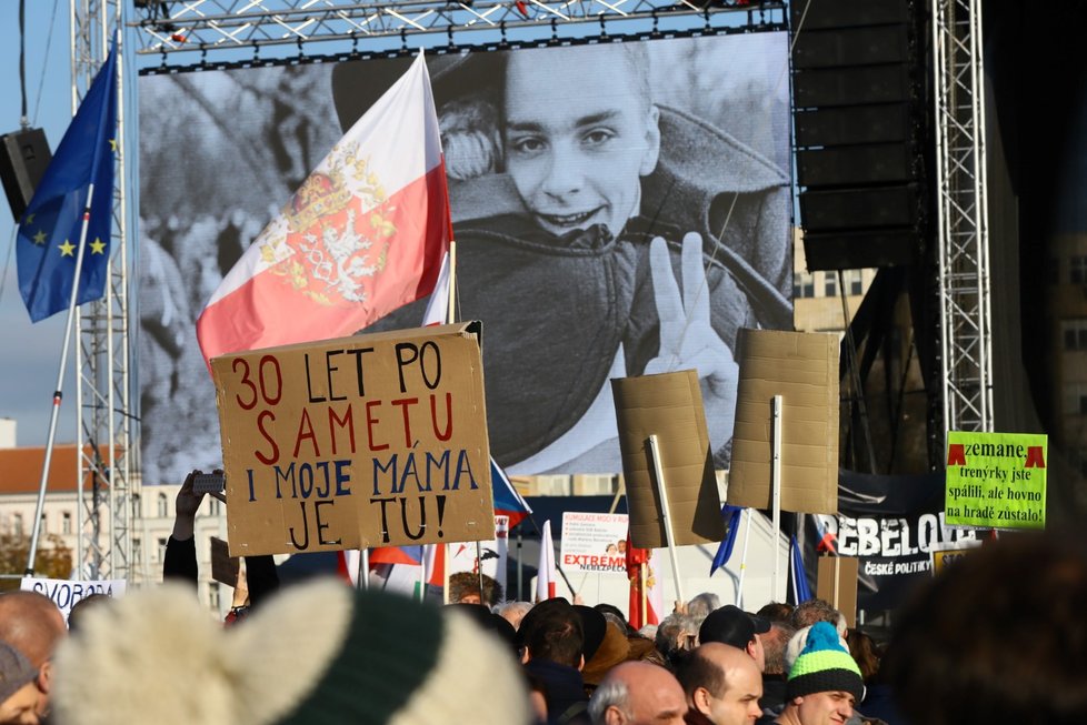 Demonstrace na Letenské pláni spojená s 30. výročím sametové revoluce (16. 11. 2019)