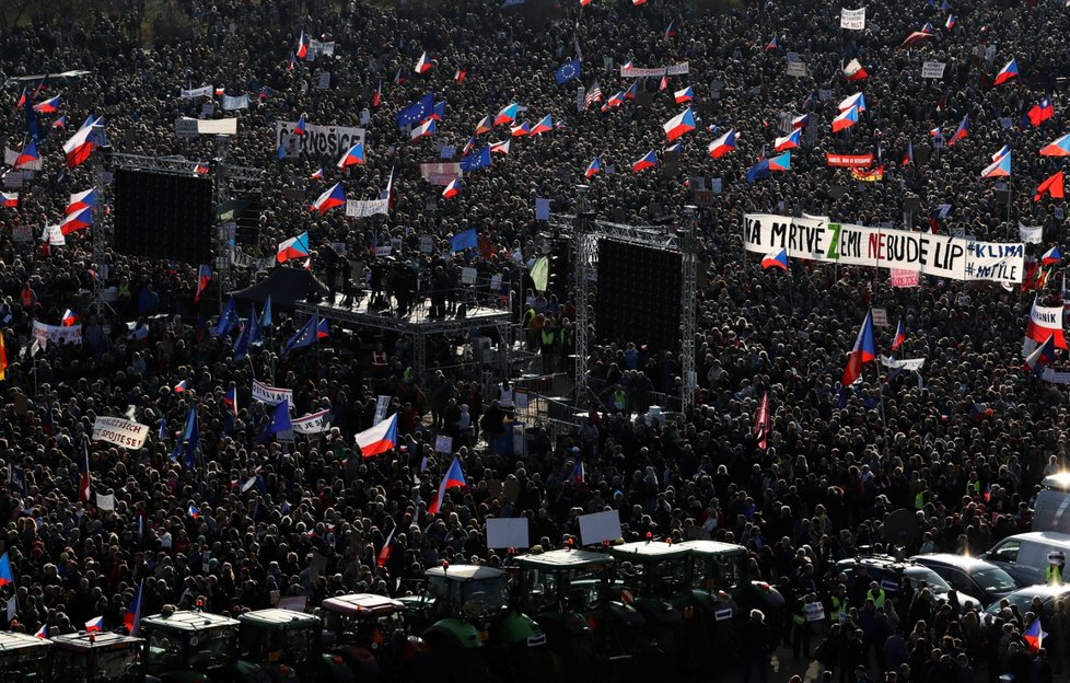 Demonstrace na Letenské pláni spojená s 30. výročím sametové revoluce (16. 11. 2019)