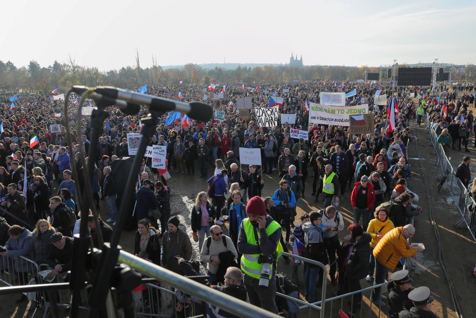 Demonstrace na Letenské pláni spojená s 30. výročím sametové revoluce (16. 11. 2019)