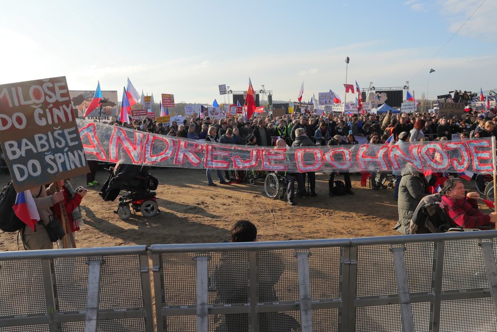 Demonstrace na Letenské pláni spojená s 30. výročím sametové revoluce (16. 11. 2019)