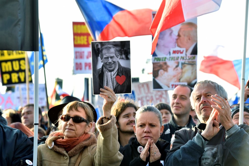 Demonstrace na Letenské pláni spojená s 30. výročím sametové revoluce (16. 11. 2019)