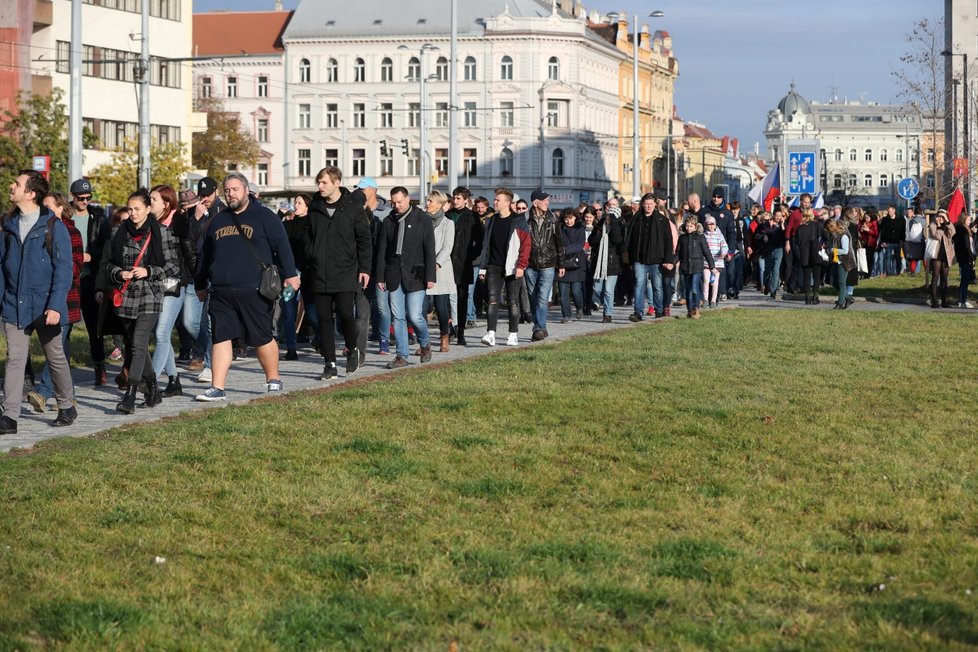 Lidé proudící na letenskou demonstraci spojenou s 30. výročím sametové revoluce (16. 11. 2019)