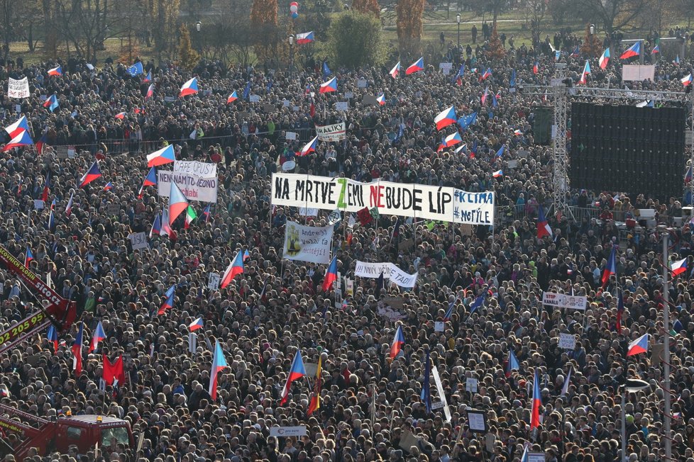  Demonstrace na Letenské pláni spojená s 30. výročím sametové revoluce (16. 11. 2019)