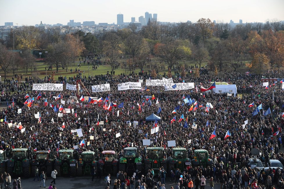  Demonstrace na Letenské pláni spojená s 30. výročím sametové revoluce (16. 11. 2019)