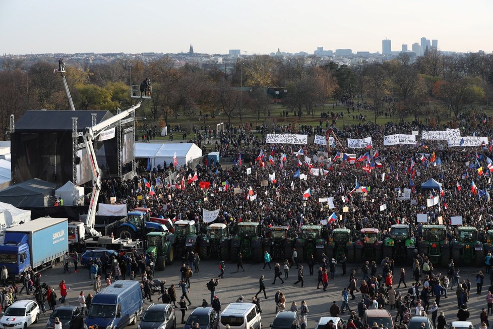 Demonstrace na Letenské pláni spojená s 30. výročím sametové revoluce (16. 11. 2019)