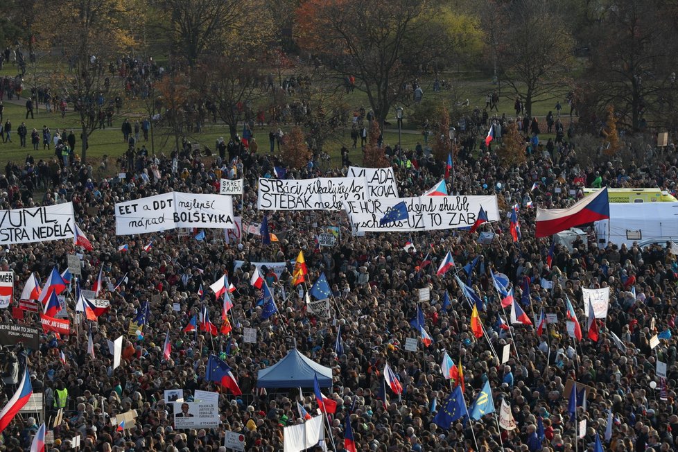 Demonstrace na Letenské pláni spojená s 30. výročím sametové revoluce (16. 11. 2019)