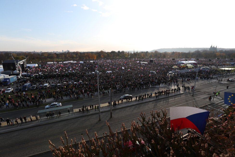 Demonstrace na Letenské pláni spojená s 30. výročím sametové revoluce (16. 11. 2019)