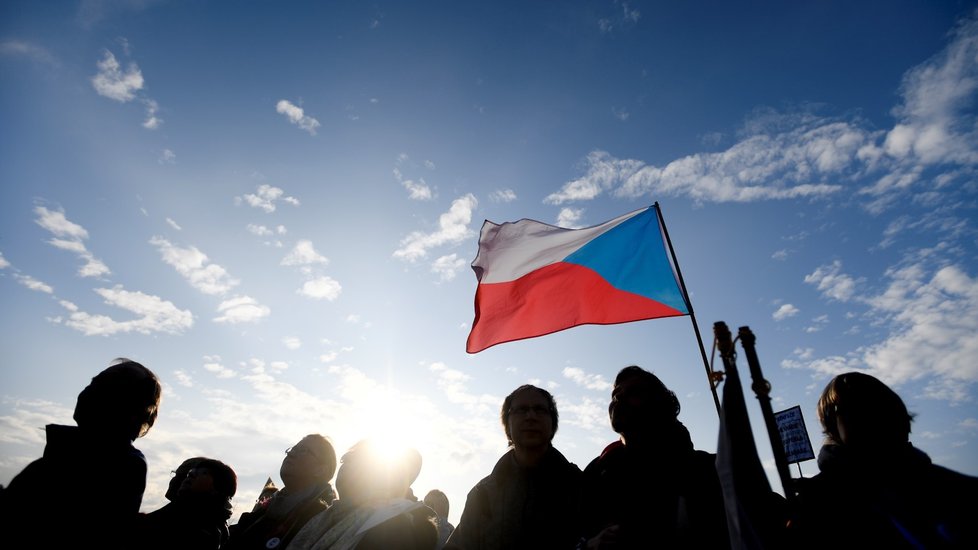 Lidé proudící na letenskou demonstraci spojenou s 30. výročím sametové revoluce (16. 11. 2019).