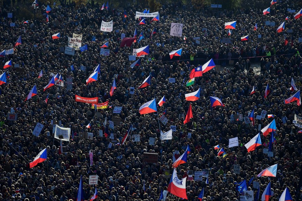 Demonstrace na Letenské pláni spojená s 30. výročím sametové revoluce (16. 11. 2019)