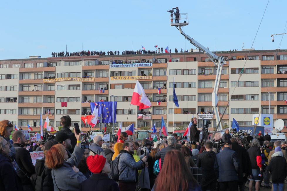 Demonstrace na Letenské pláni spojená s 30. výročím sametové revoluce (16. 11. 2019)