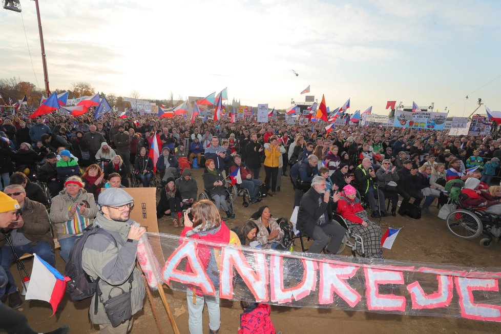 Demonstrace na Letenské pláni spojená s 30. výročím sametové revoluce (16. 11. 2019)