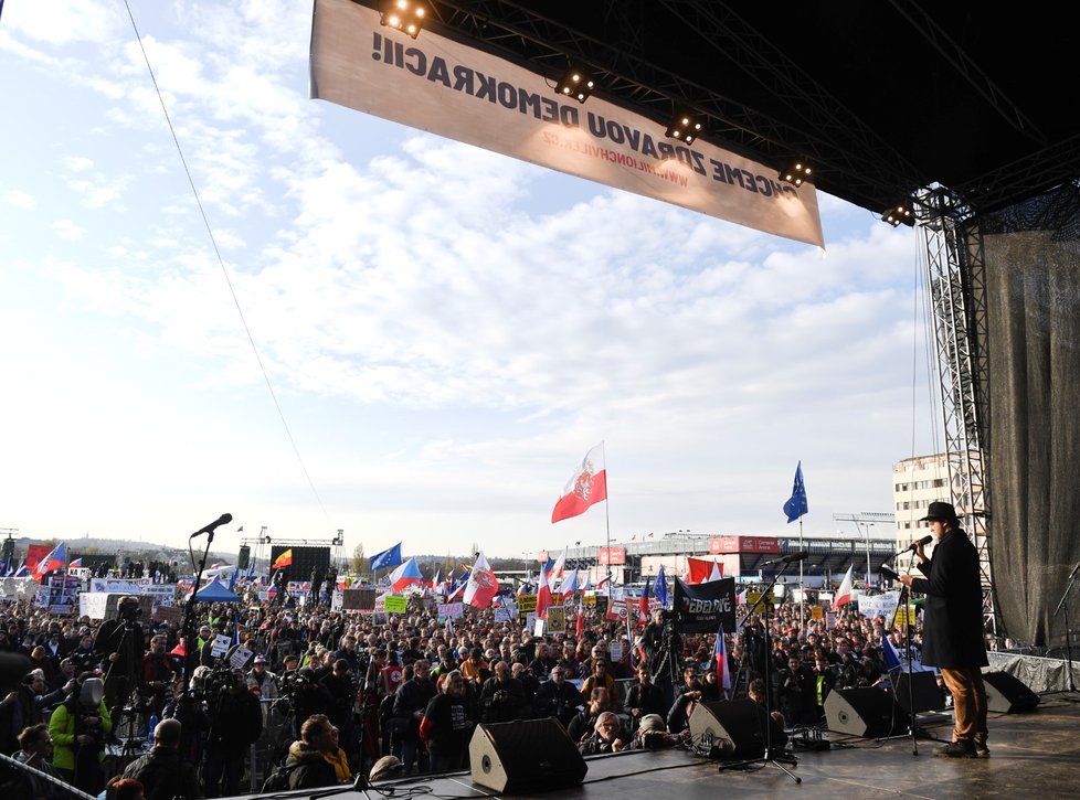 Demonstrace na Letenské pláni spojená s 30. výročím sametové revoluce (16. 11. 2019)