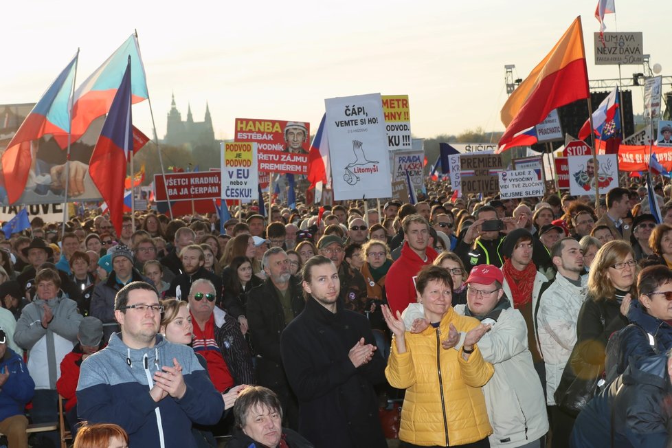 Demonstrace na Letenské pláni spojená s 30. výročím sametové revoluce (16. 11. 2019)