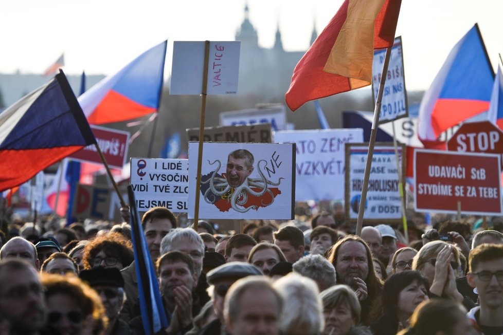 Demonstrace na Letenské pláni spojená s 30. výročím sametové revoluce (16. 11. 2019)