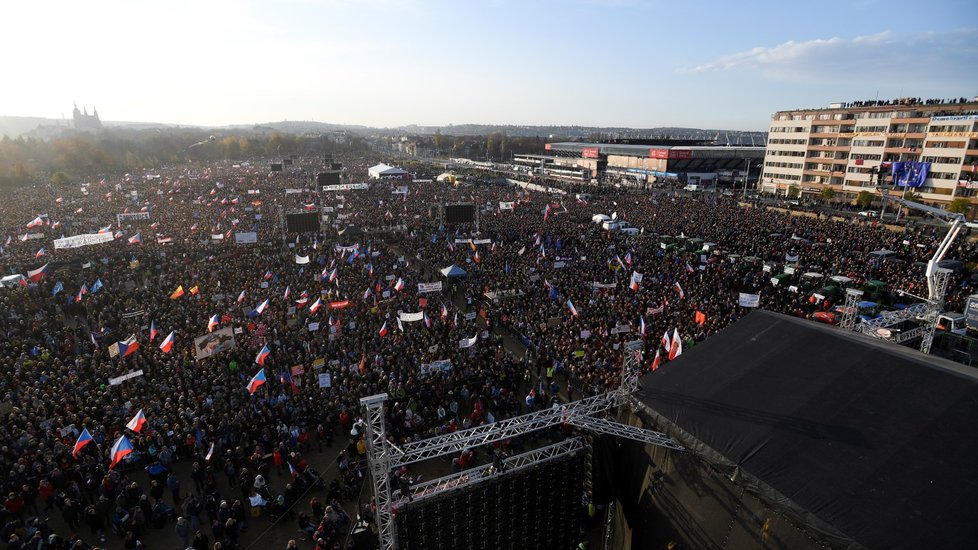 Demonstrace na Letenské pláni spojená s 30. výročím sametové revoluce (16. 11. 2019)