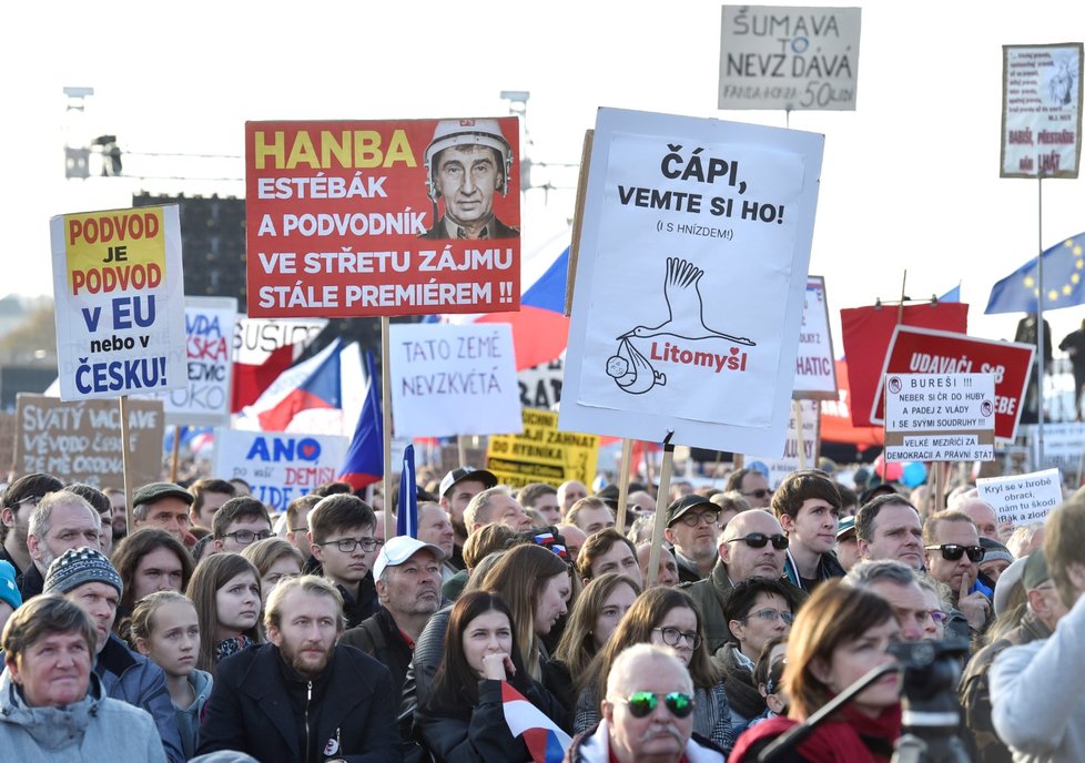 Demonstrace na Letenské pláni spojená s 30. výročím sametové revoluce (16. 11. 2019)