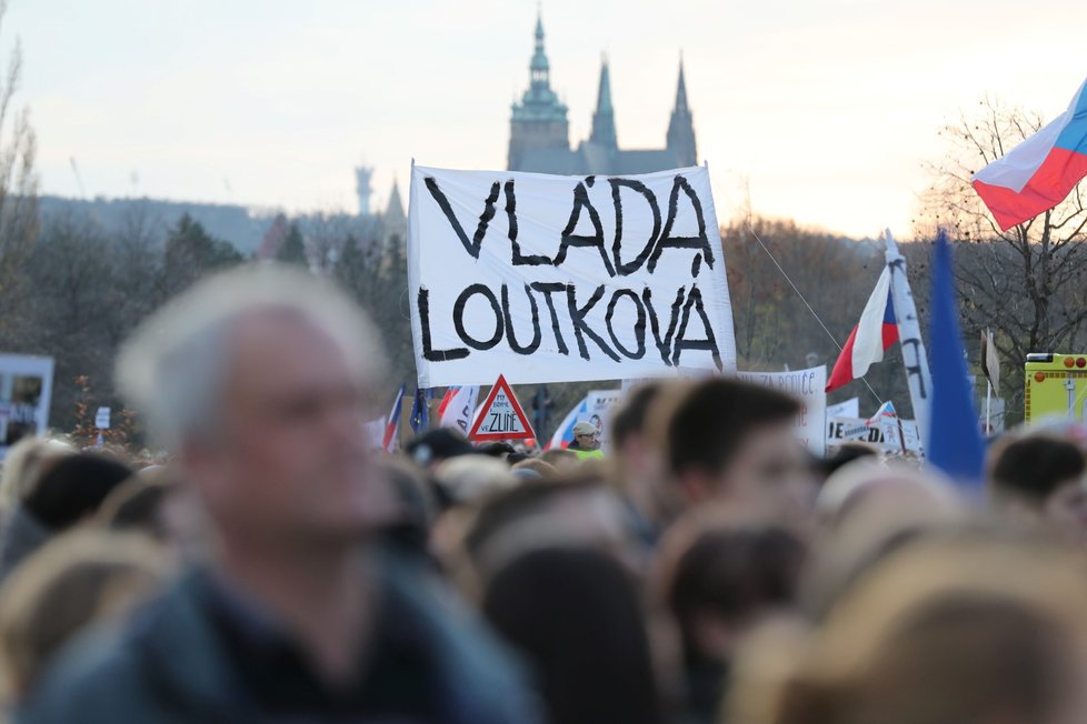 Demonstrace na Letenské pláni spojená s 30. výročím sametové revoluce (16. 11. 2019)