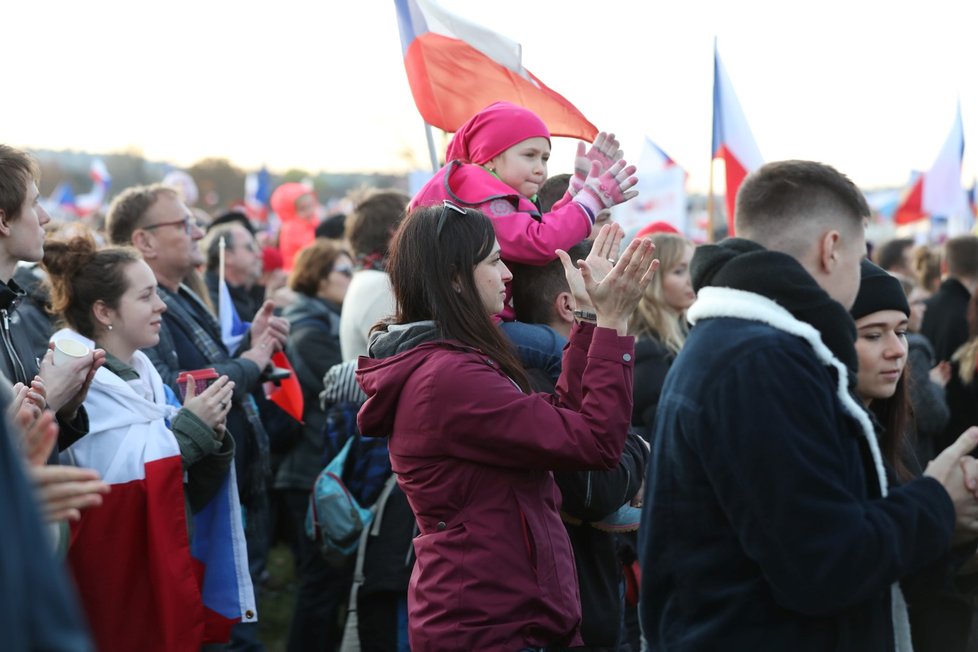 Účastníci demonstrace na Letenské pláni spojené s 30. výročím sametové revoluce (16. 11. 2019)