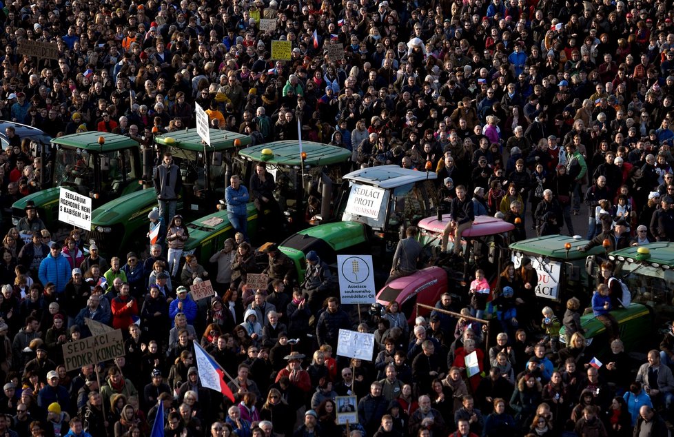 Demonstrace na Letenské pláni spojená s 30. výročím sametové revoluce (16. 11. 2019)