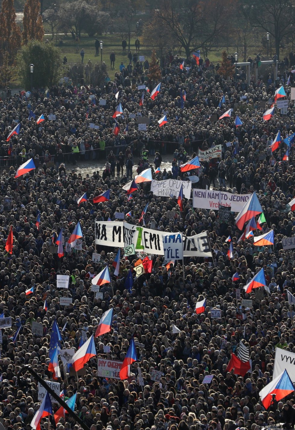 Demonstrace na Letenské pláni spojená s 30. výročím sametové revoluce (16. 11. 2019)