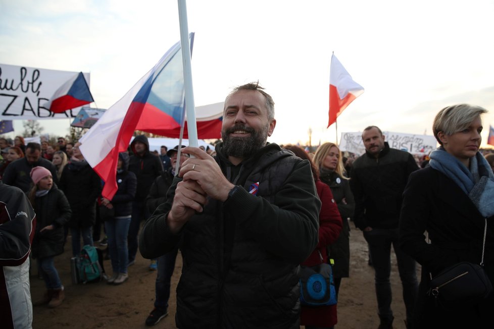 Demonstrace na Letenské pláni spojená s 30. výročím sametové revoluce (16. 11. 2019)