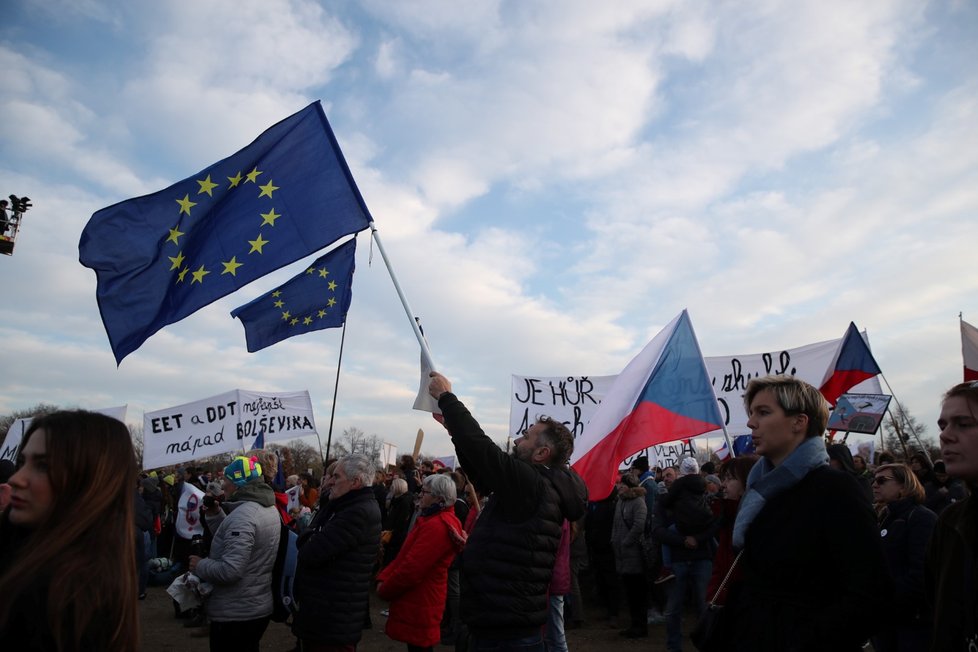 Demonstrace na Letenské pláni spojená s 30. výročím sametové revoluce (16. 11. 2019)