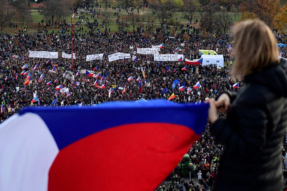 Demonstrace na Letenské pláni spojená s 30. výročím sametové revoluce (16. 11. 2019)