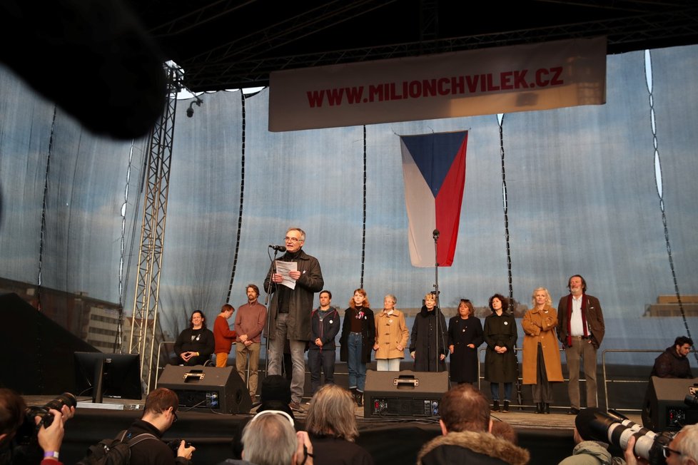 Osobnosti na pódiu během letenské demonstrace spojené s 30. výročím sametové revoluce (16. 11. 2019)