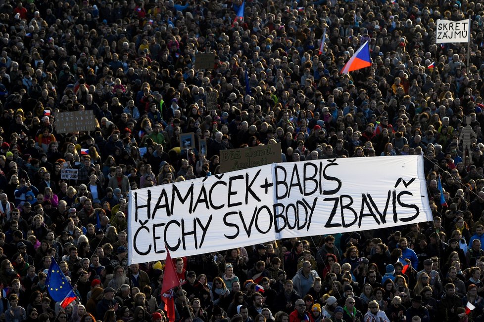 Demonstrace na Letenské pláni spojená s 30. výročím sametové revoluce (16. 11. 2019)