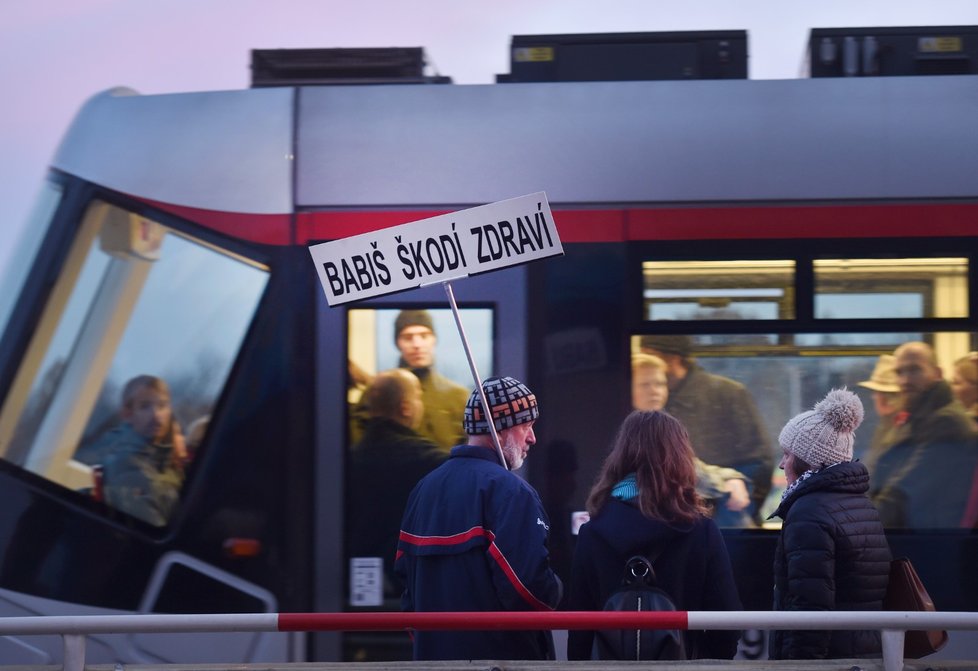 Transparent jednoho z účastníků demonstrace na Letenské pláni spojené s 30. výročím sametové revoluce (16. 11. 2019)