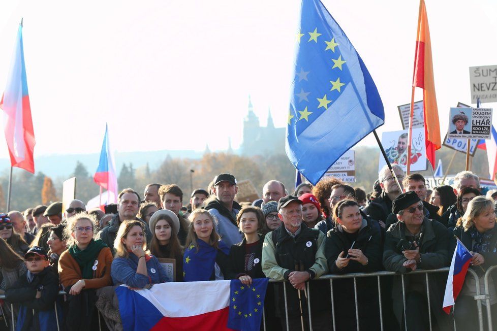 Na Letenské pláni za několik chvilek začne demonstrace spojená s 30. výročím sametové revoluce (16. 11. 2019)