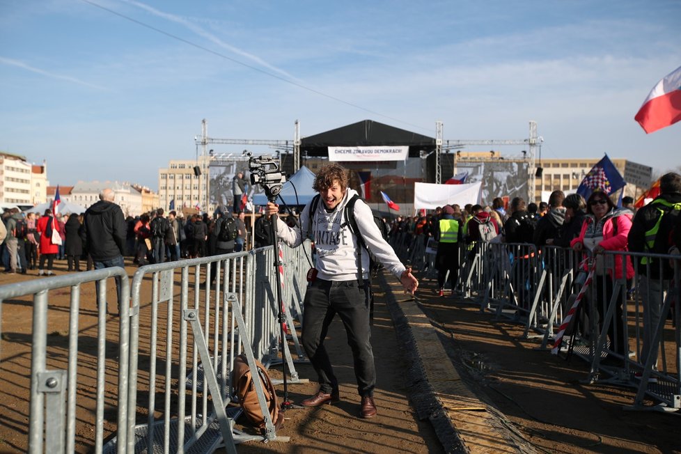 Na Letenské pláni za několik chvilek začne demonstrace spojená s 30. výročím sametové revoluce (16. 11. 2019)