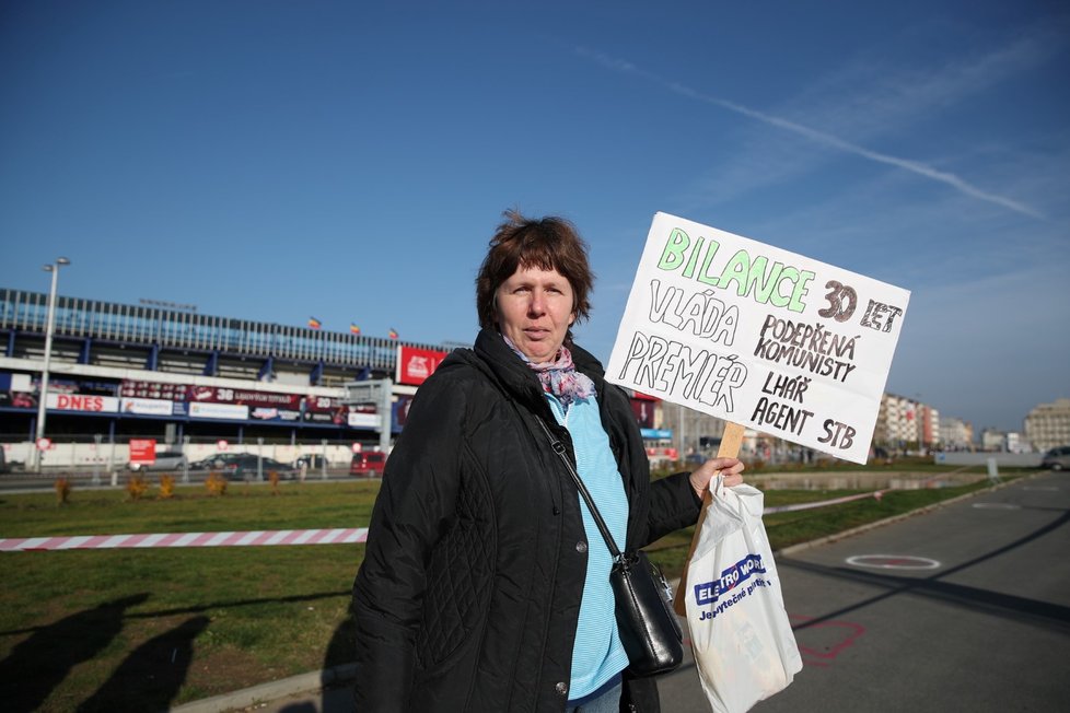 Na Letenské pláni za několik chvilek začne demonstrace spojená s 30. výročím sametové revoluce (16. 11. 2019)