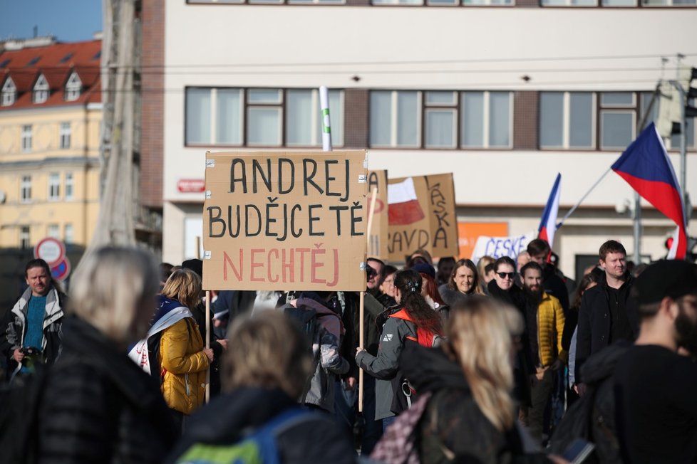 Na Letenské pláni za několik chvilek začne demonstrace spojená s 30. výročím sametové revoluce (16. 11. 2019).