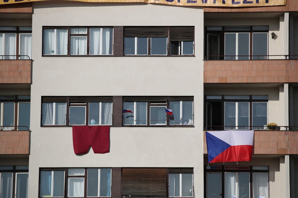 Na Letenské pláni za několik chvilek začne demonstrace spojená s 30. výročím sametové revoluce (16. 11. 2019)