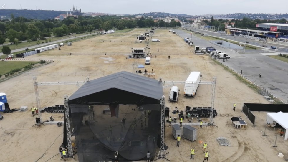 Pohled na Letenskou pláň a okolí před začátkem demonstrace (23. 6. 2019)