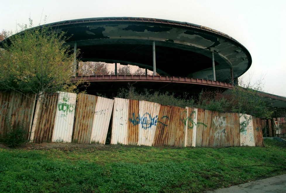 Budova Expo 58 na Letné před rekonstrukcí v roce 2000.