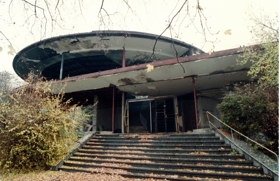 Budova Expo 58 na Letné před rekonstrukcí v roce 2000.