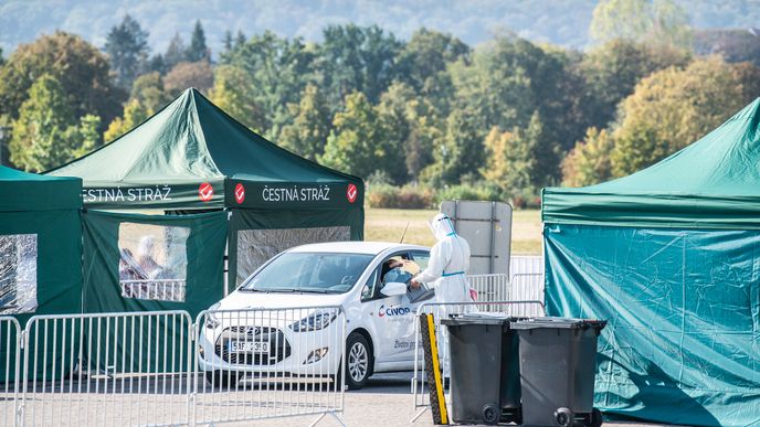 Drive-in volební stanoviště na Letné pro ty, který jsou v karanténě nebo izolaci