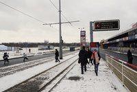 Brutální silvestrovské napadení? Ochranka na Letné prý zbila muže se synem kvůli ohňostroji