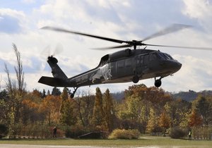 Součástí další vojenské pomoci, která z České republiky možná poputuje na Ukrajinu v rámci projektu Darek pro Putina, je rovněž vrtulník UH-60 Black Hawk. Lidé si jej mohli prohlédnout při veřejné ukázce na Letenské pláni. (17. listopad 2023)