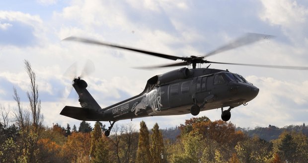 Zamíří »létající Čestmír« na Ukrajinu? Vrtulník vzlétne i s houfnicí nebo s 11člennou posádkou
